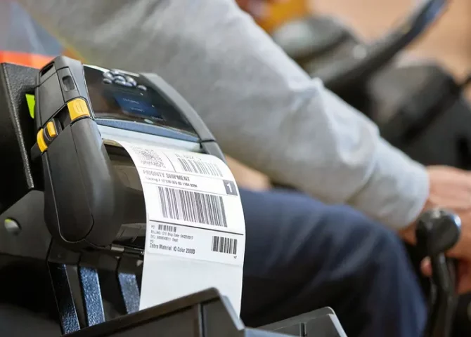 Címkézés egyszerűen: Hogyan segít a tekercses címkenyomtató a mindennapi munkában?