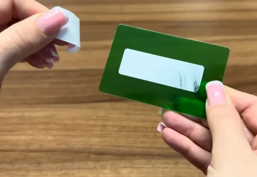 Foszló biztonsági címke – miért ez az egyik legnehezebben eltávolítható címketípus?