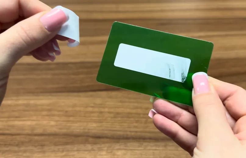 Foszló biztonsági címke – miért ez az egyik legnehezebben eltávolítható címketípus?