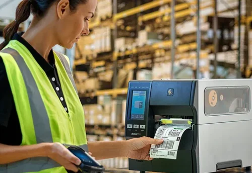 Mi az a tekercses címkenyomtató, és miért nélkülözhetetlen a vállalkozásoknak?