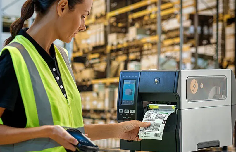 Mi az a tekercses címkenyomtató, és miért nélkülözhetetlen a vállalkozásoknak?